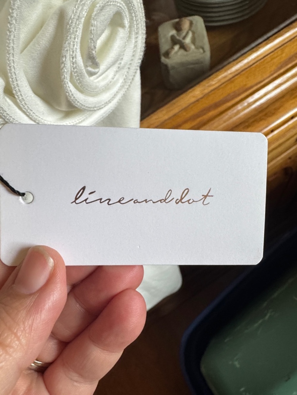 Line & Dot White Tag with Script Logo - Picture 2 of 3